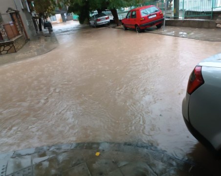 Улици останаха под вода в Асеновград