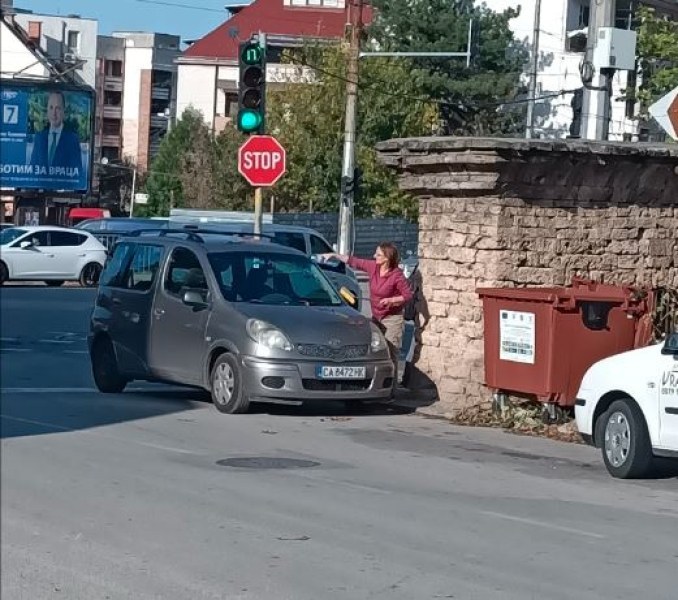 Шофьорка паркира на светофар в насрещното и започна да си мие колата