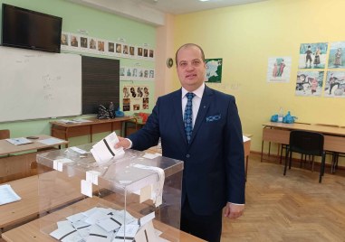 Областният управител д р инж Илия Зюмбилев гласува на втория тур