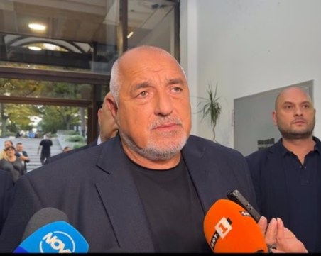 Бойко Борисов гласува с хартиена бюлетина