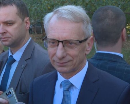 Николай Денков гласува от втория път, машината се развали