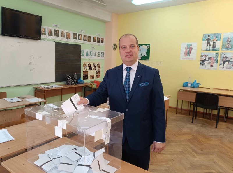 Областният управител д-р инж. Илия Зюмбилев гласува на втория тур
