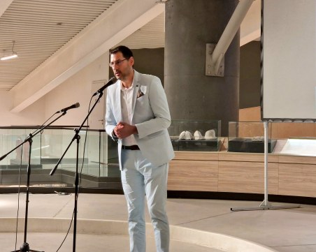 Иван Тотев: Старибратов, какво стана, че от уважаван професор в началото, накрая изглеждаше като един озлобен човек?