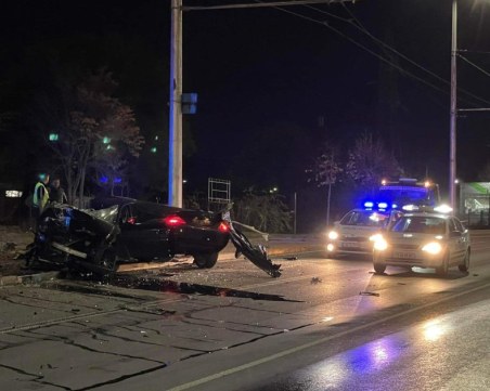 Мерцедес се размаза на Кукленско шосе, шофьорът оцеля като по чудо