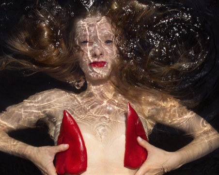 В художествен експеримент: Фотографка снима потопени във водата хора