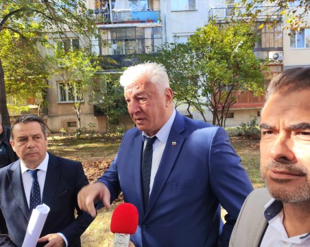 Зико връчва папка с проекти на Костадин Димитров - смята, че ще се справи като кмет