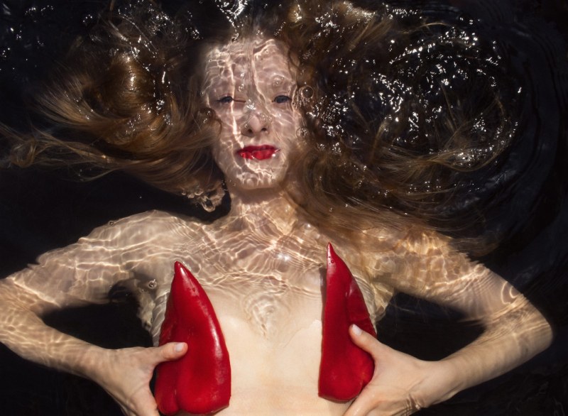 В художествен експеримент: Фотографка снима потопени във водата хора