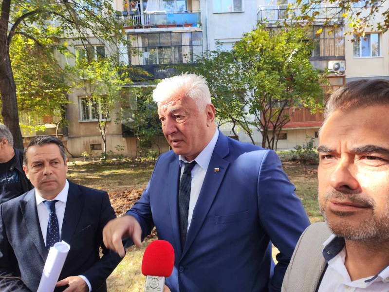 Зико връчва папка с проекти на Костадин Димитров - смята, че ще се справи като кмет