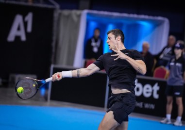 Българският тенисист Александър Лазаров отпадна в първия кръг на тенис