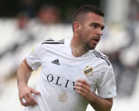 Ботев поиска халф на Чукарички