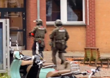 Двама въоръжени мъже са се барикадирали в училище в Хамбург Те са