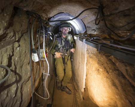 Израелските военни влязоха в тунелите под Газа