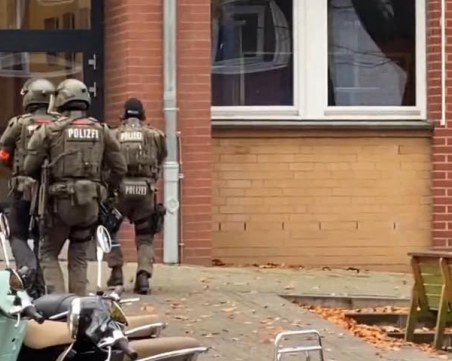 Въоръжените нападатели, нахлули в училище в Хамбург, заплашили учителка с пистолет