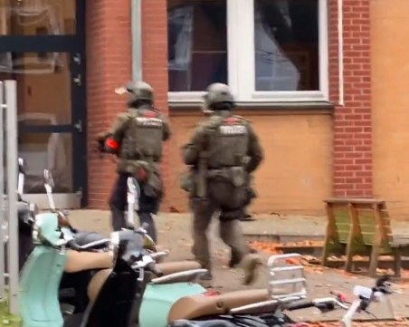 Въоръжени се барикадираха в училище в Хамбург