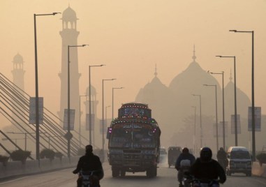 Отровен смог разболя хиляди хора в пакистанския град Лахор където