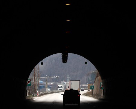 Колони от коли и камиони се образуваха преди тунелите на АМ 