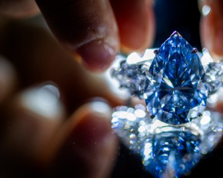 Най-големият син диамант в света бе продаден за $44 милиона