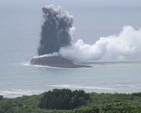 Образува сe нов остров след изригване вулкан