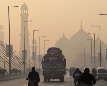 Отровен смог разболя хиляди хора в Пакистан