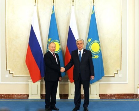 Владимир Путин пристигна на посещение в Казахстан