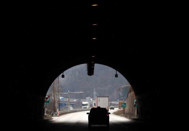 Колони от коли и камиони се образуваха преди тунелите на АМ 