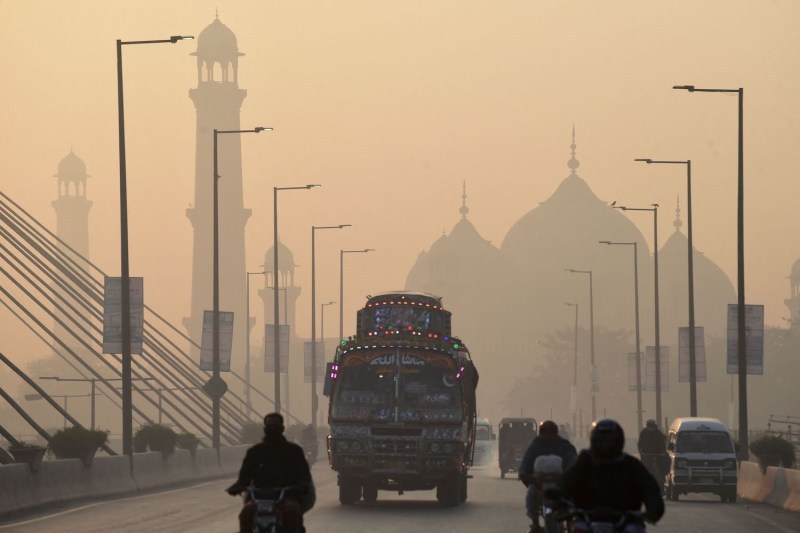 Отровен смог разболя хиляди хора в пакистанския град Лахор, където
