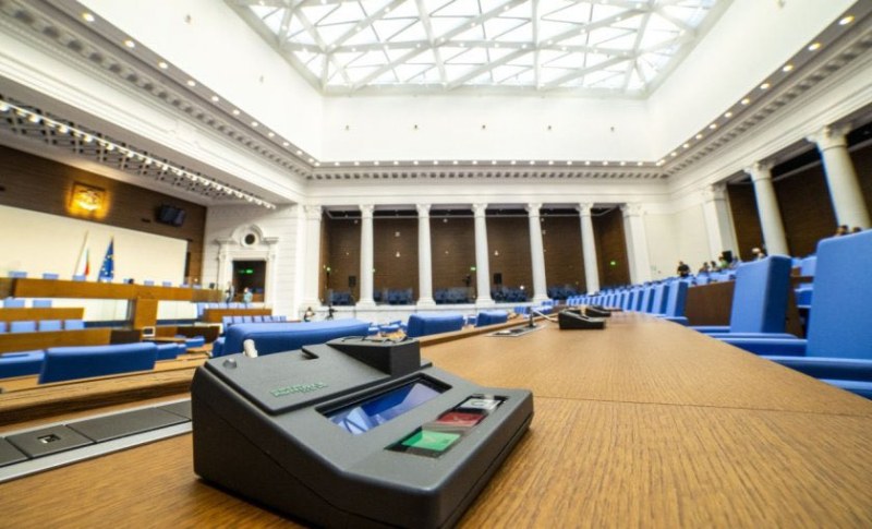Парламентът прекрати правомощията на петима народни представители