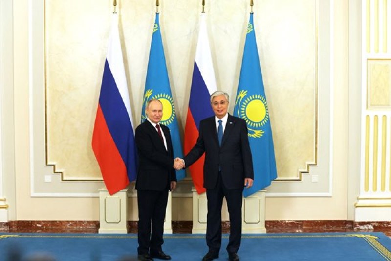 Владимир Путин пристигна на посещение в Казахстан