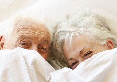 По възрастните хора които възприемат положително своето остаряване водят по пълноценен сексуален