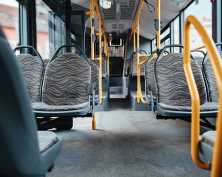 Абсурд! Шофьорка на джип засече автобус, за да качи жена