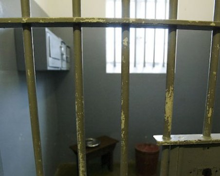 Куриоз! Новоизбран кмет полага клетва в ареста