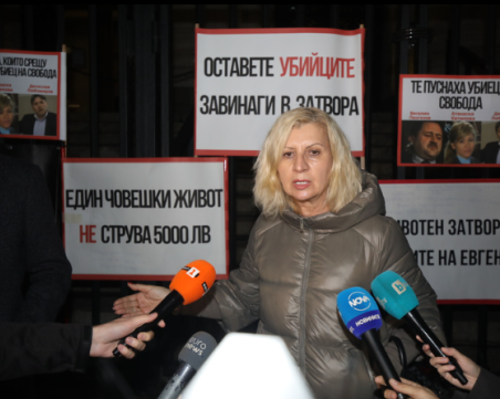 Протест в София срещу решението за освобождаване на бащата на убиеца на Евгения, намерена в куфар