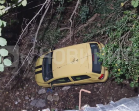 Семейство оцеля по чудо, колата им паднала от 4 метра в дере в Лютидол