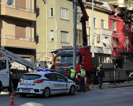 След тежката катастрофа в центъра на Пловдив: Сменят светофара, който виси застрашително