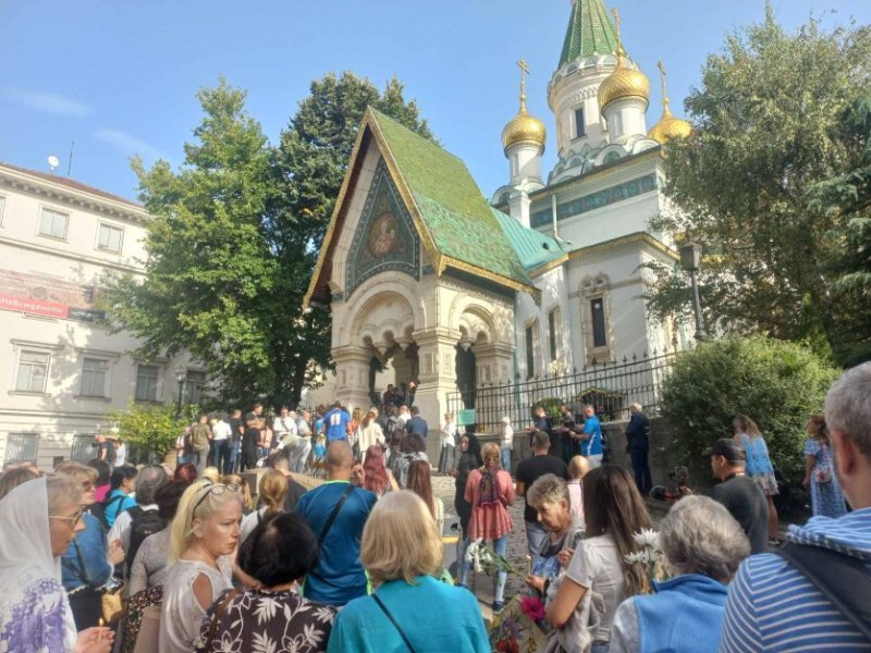 Отваря врати Руската църква в центъра на София. Новият предстоятел,