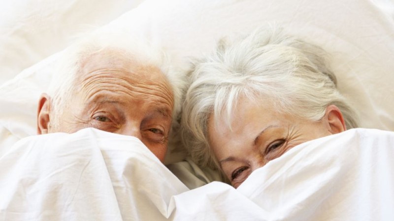 По-възрастните хора, които възприемат положително своето остаряване, водят по-пълноценен сексуален