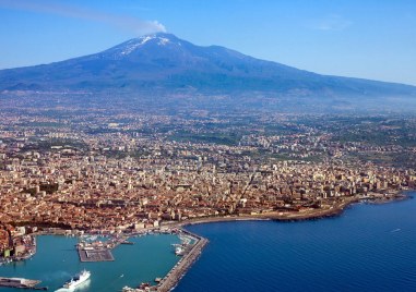 Вулканът Етна на италианския остров Сицилия се събуди тази нощ