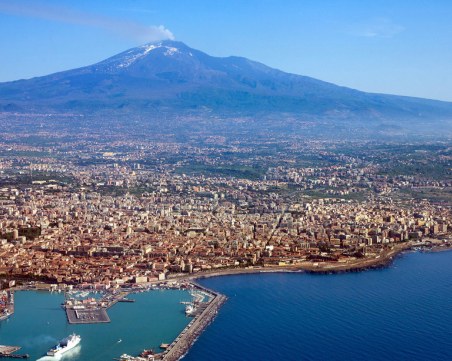 Вулканът Етна се събуди отново, повишиха нивото на тревога на остров Сицилия