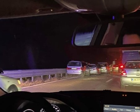 Верижна катастрофа блокира АМ 