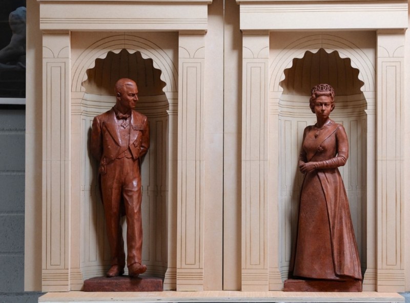 Откриха статуи на кралица Елизабет II и принц Филип