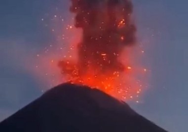 Вулканът Етна се активизира изхвърляйки лава и пепел високо над