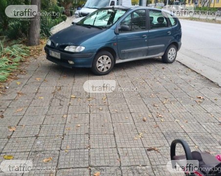 Когато няма място пред кафенето паркираме на тротоар! Мъж с нагла постъпка на пловдивски булевард