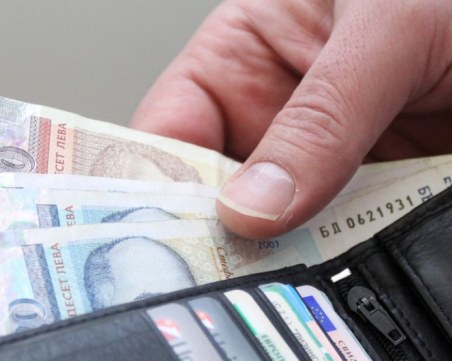 Над 2000 лв. е средната брутна заплата у нас