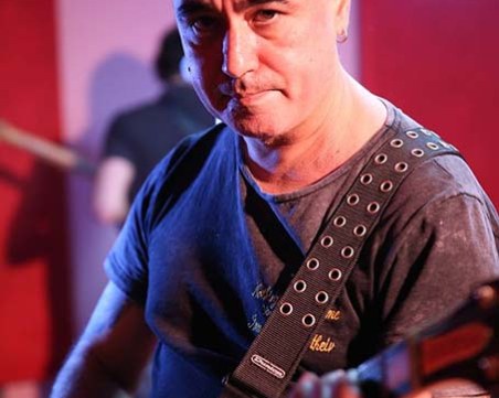 Напусна ни китаристът на 