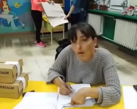 Съдът решава дали да остави в ареста задържаните за преправяне на бюлетини в Малорад