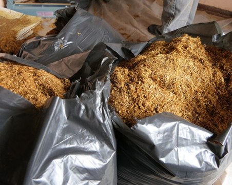 След спецакция в Кършияка: Полицаи иззеха 55 килограма контрабанден тютюн от автомобил