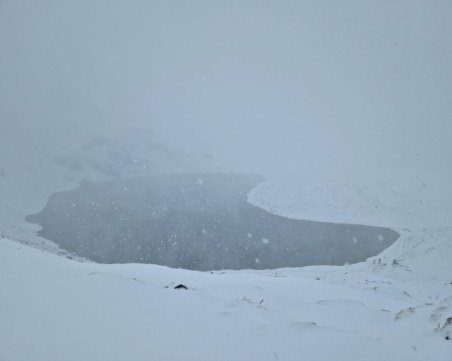 Снежна покривка преобрази Рилските езера
