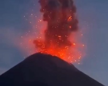 Вулканът Етна се събуди - изхвърли лава и пепел