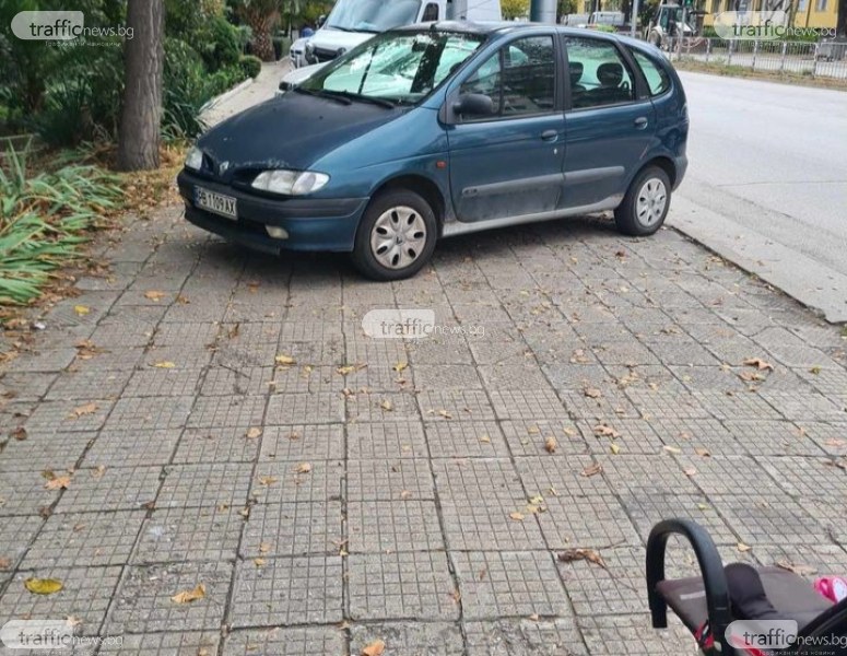 Когато няма място пред кафенето паркираме на тротоар! Мъж с нагла постъпка на пловдивски булевард