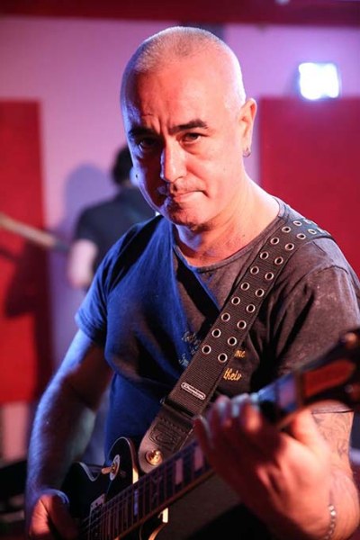 Напусна ни китаристът Петър Маринов-Валжан от група Ренегат и Параграф